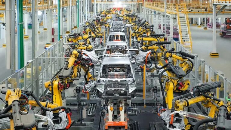 BYD будує мега-фабрику розміром з місто
