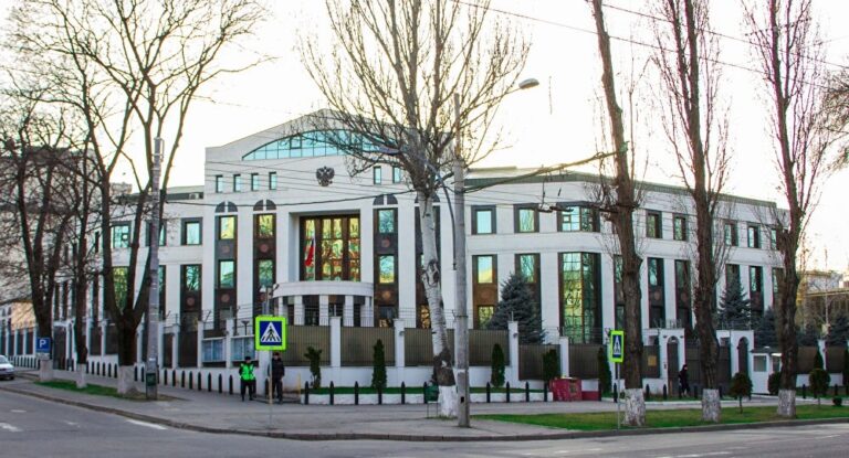 Молдова вигнала трьох працівників посольства РФ
