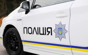 Новини Києва - Поліція перевіряє підозріле авто біля Голосіївського ТЦК у Києві