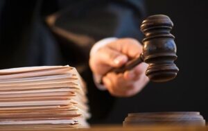Новини України - Суддю, підозрюваного у схемі для ухилянтів, триматимуть під вартою