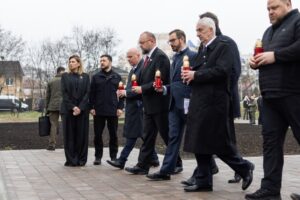 Новини України - У Бучі вшанували загиблих на річницю звільнення