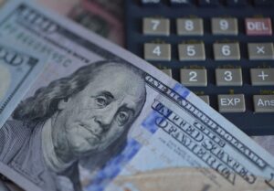 Новини бізнесу - Долар обвалився через плани Трампа звільнити голову ФРС