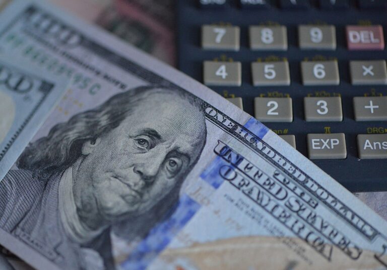 Долар обвалився через плани Трампа звільнити голову ФРС