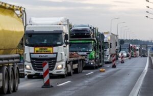 Новини України - Митниця попереджає про затримки на кордоні з трьома країнами