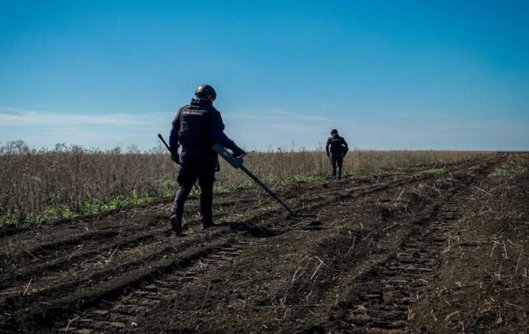 На Харківщині на міні підірвалися троє людей