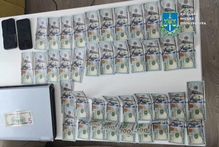 На Київщині троє спільників купували телефони Apple за фальшиві долари