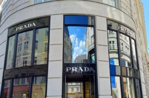Новини бізнесу - Prada купує Versace за 1,38 млрд доларів