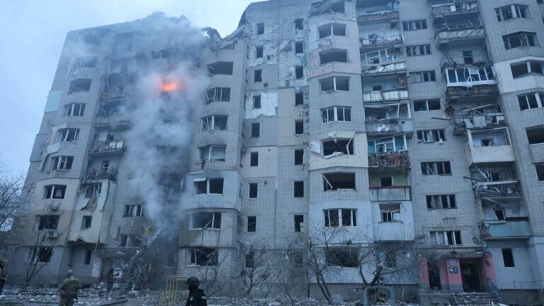 РФ вдарила по Куп’янську: спалахнула багатоповерхівка, є постраждалі