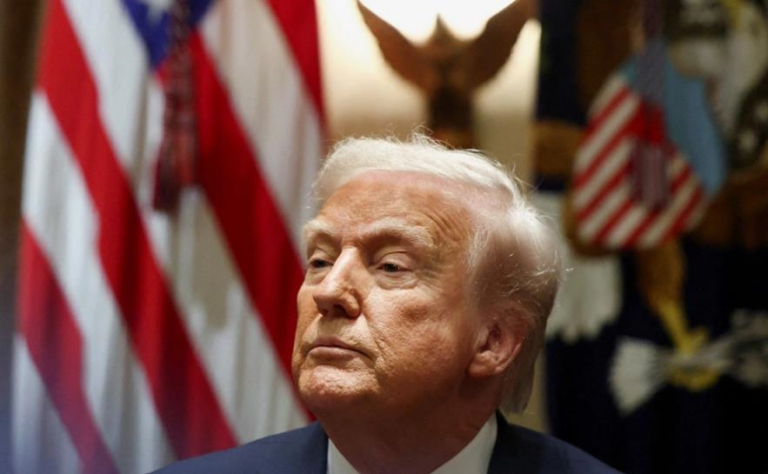 Трамп відкрив у своєму гольф-клубі пам’ятник самому собі