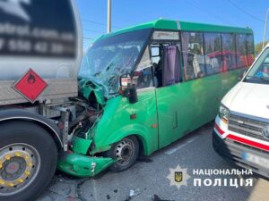 Новини Києва - У Києві маршрутка в'їхала у вантажівку, п’ятеро постраждалих