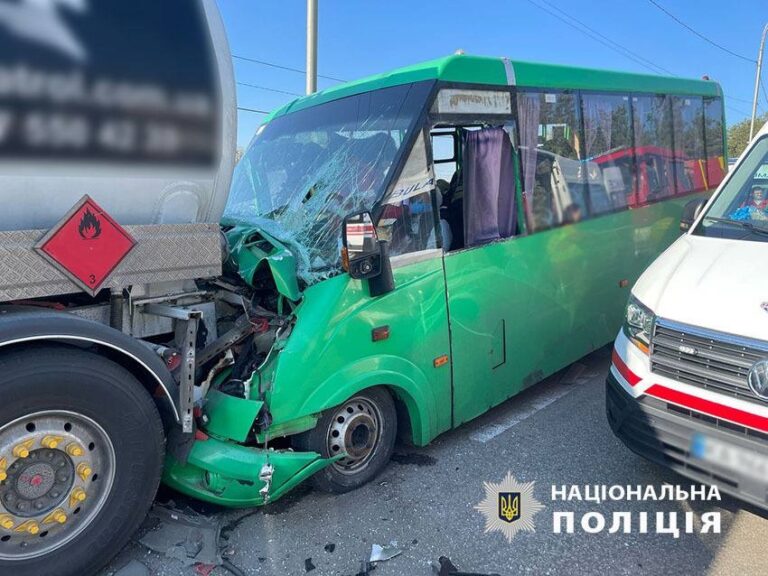 У Києві маршрутка в’їхала у вантажівку, п’ятеро постраждалих