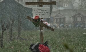 Новини України - У Покровську виявили сім стихійних поховань у дворах будинків