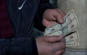 Новини бізнесу - Українці останні дні більше продають валюту, ніж купують - НБУ