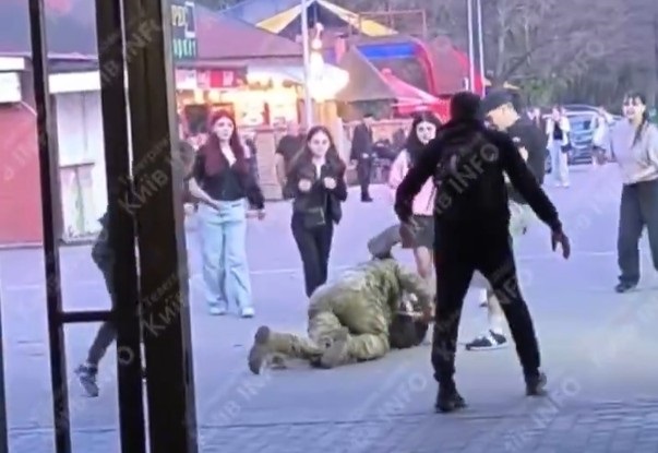 В Києві підлітки побили військового: є затримані