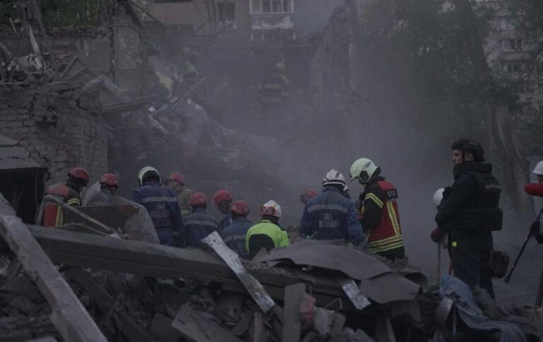 В Києві розбирають завали: підтверджена смерть восьми людей