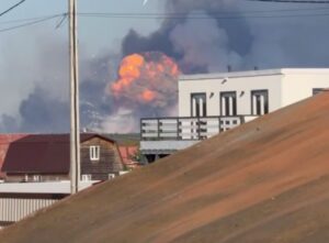 Новини світу - Видно за 50 км. Вибухи на складі Міноборони РФ