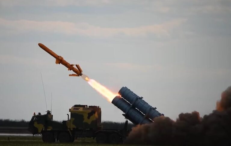 Зеленський: Україна виробляє для фронту 40% зброї