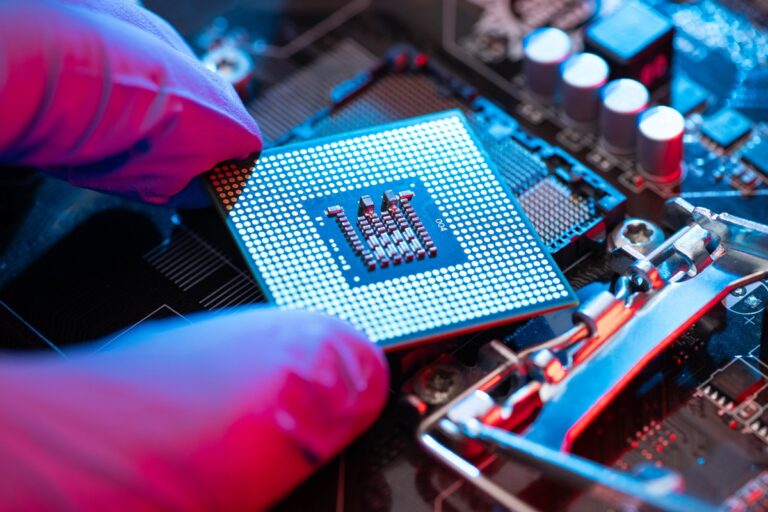 Офіційний імпорт американських процесорів до Росії обвалився на 95%