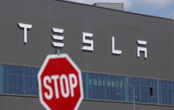 Продажі Tesla впали на 49% у квітні – ЗМІ