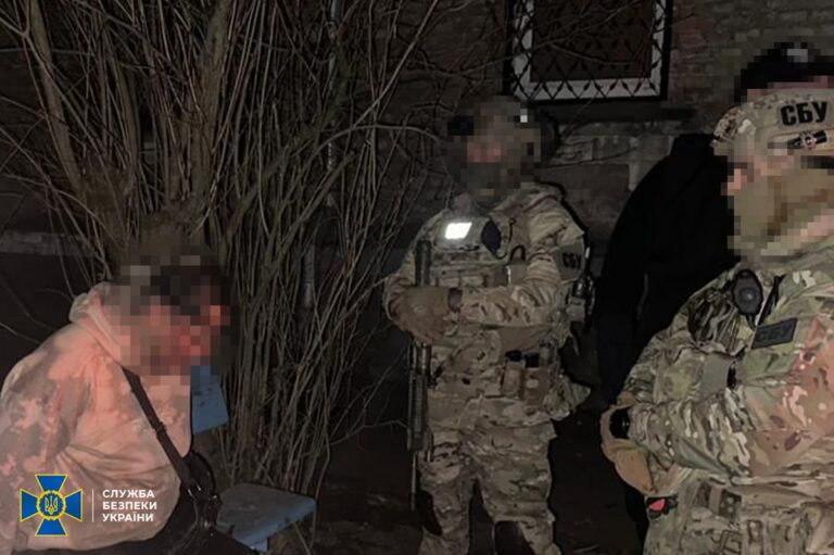 СБУ затримала  чотирьох торговців “трофейною” зброєю