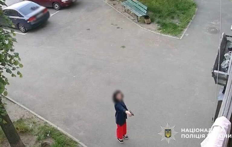 У Києві жінка стріляла по дверях багатоповерхівки