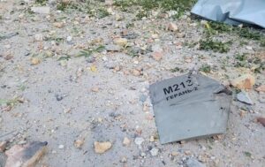 Уламки російського дрона впали на території школи в Києві