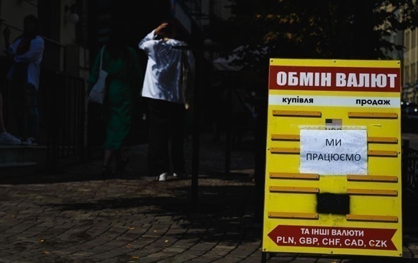 В обмінниках триває зниження долара, євро дорожчає