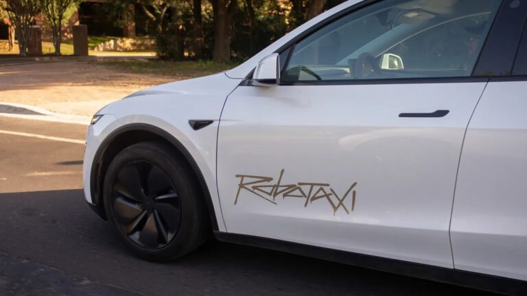 Акції Tesla зросли на 8% після запуску роботаксі у Техасі