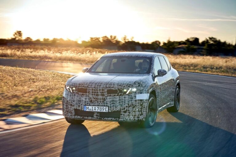 BMW представила прототип електромобілю, який сам вмикає поворотники