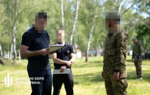 Чотирьох військових затримали за непокору – ДБР