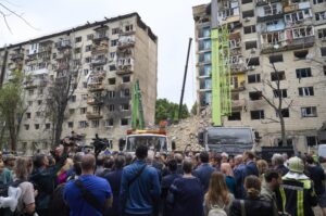 Іноземні дипломати оглянули місце удару РФ у Києві