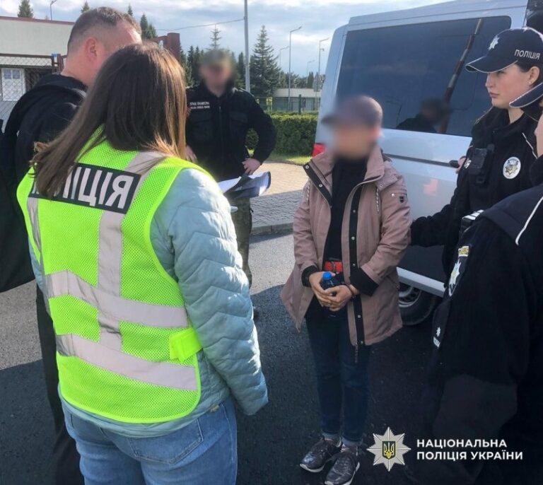 Підозрювану у незаконному переправлення мігрантів екстрадували з Німеччини