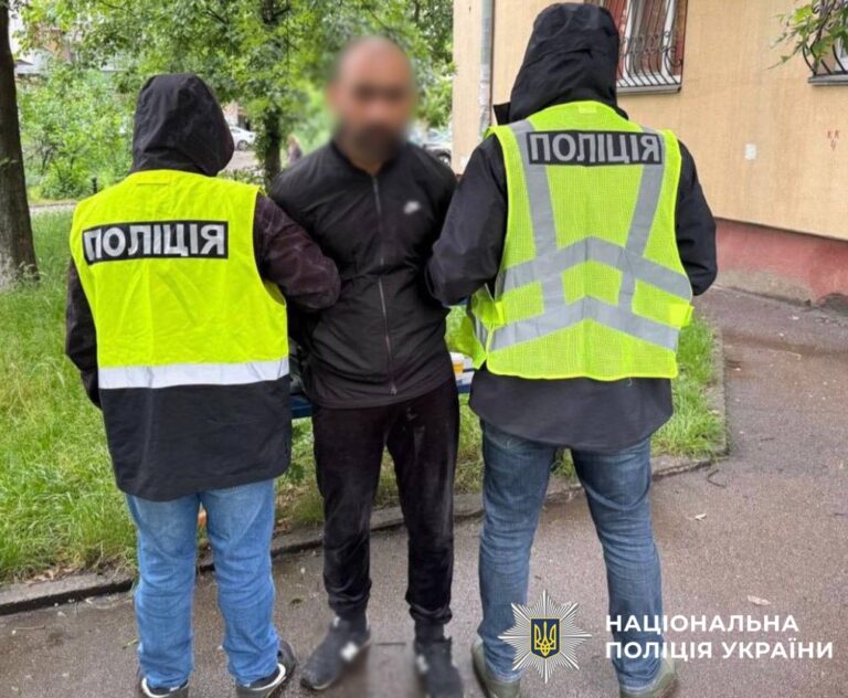 Погрожували гранатою: у Києві двоє іноземців тероризували перехожого