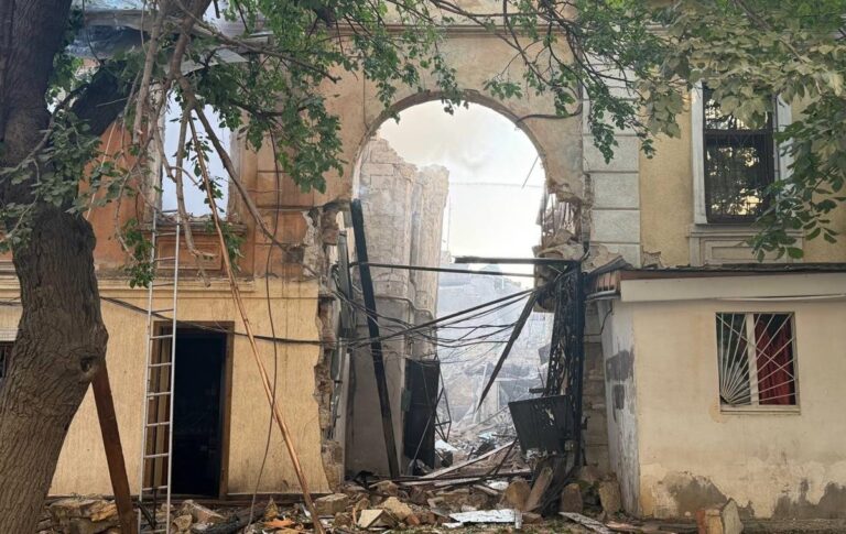 В Одесі з-під завалів дістали загиблу, ще одну людину шукають