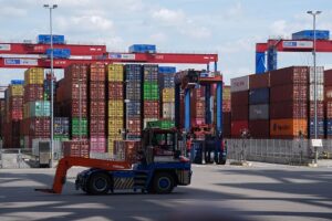 Європейські порти переповнені через мита Трампа