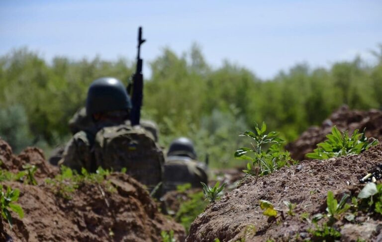 ЗСУ відбивають десятки штурмів біля Покровська