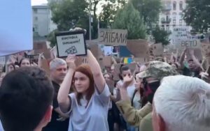 Безугла прийшла на протести у Києві
