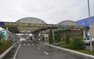 На кордоні з Румунією тимчасово призупинять оформлення транспортних засобів