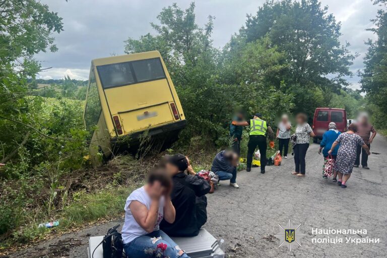 На Вінниччині автобус з пасажирами злетів у кювет