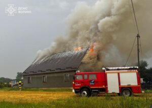 На Волині через удар блискавки горів будинок