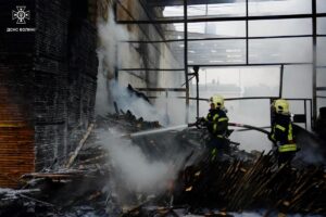 Новини України - Наймасштабніший обстріл Луцька: рятувальники ліквідували пожежу