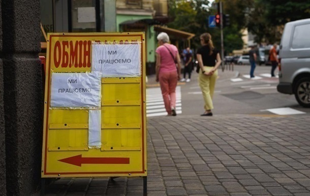 НБУ підняв курс долара, хоча він впав на міжбанку
