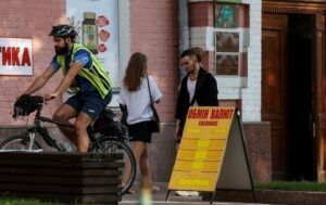 Офіційний курс долара завершив тиждень падінням
