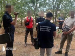 Посадовець ТЦК за $1 тис. знімав з розшуку ухилянтів