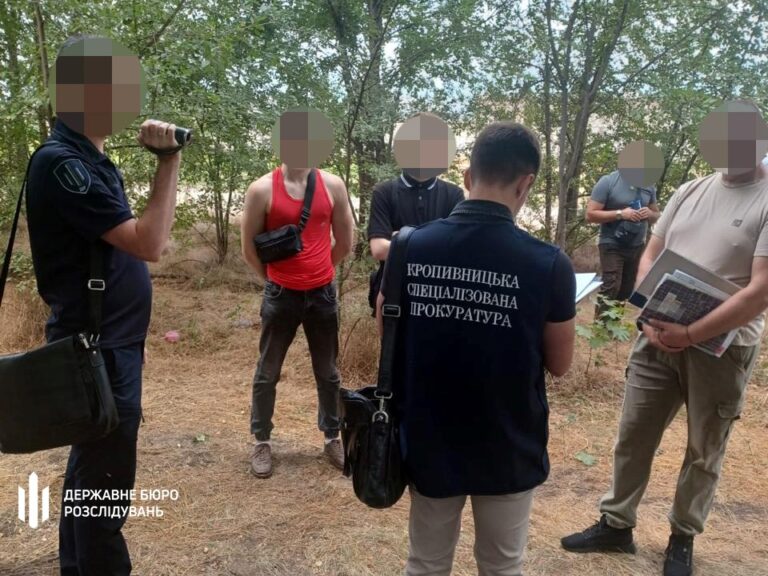 Посадовець ТЦК за $1 тис. знімав з розшуку ухилянтів