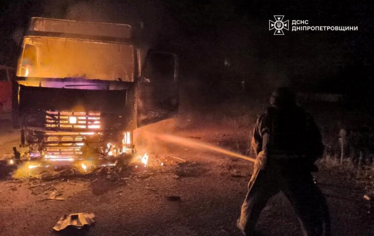 Росіяни вдарили по рятувальниках під час гасіння пожежі на Дніпропетровщині