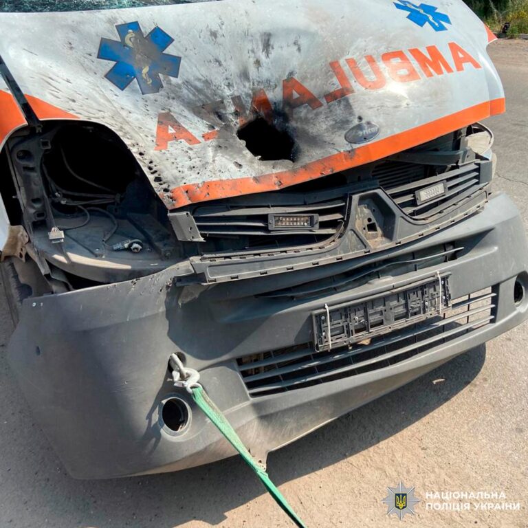 Російський дрон поцілив у “швидку” на Харківщині