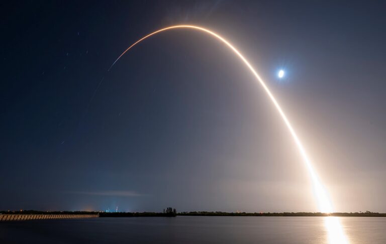 SpaceX вивела на орбіту супутники конкурента Starlink