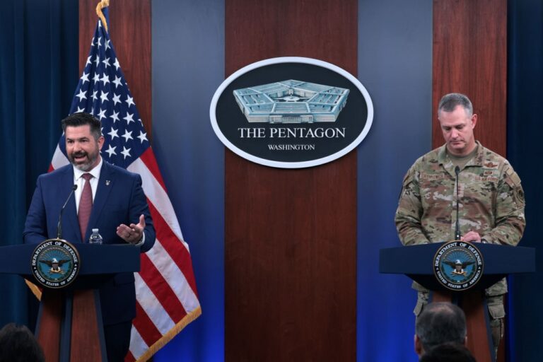 США пояснили, чому призупинили поставки зброї Україні