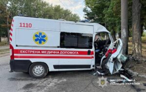 У Дніпрі “швидка” врізалась у стовп, загинув медик